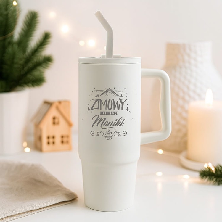 Zimowy kubek termiczny z białą matową powierzchnią idealny na gorącą herbatę lub kawę.