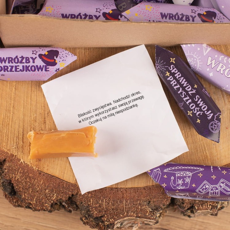 Krówka z wróżbą w środku. Andrzejkowa słodycz.