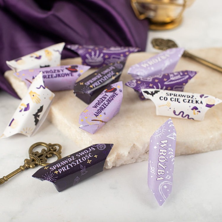 Krówka z wróżbami i motywem andrzejkowym. Słodycze na Andrzejki.