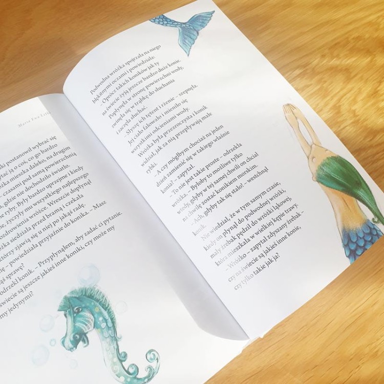 Książka z bajkami z dedykacją i zimową grafiką w pastelowych kolorach