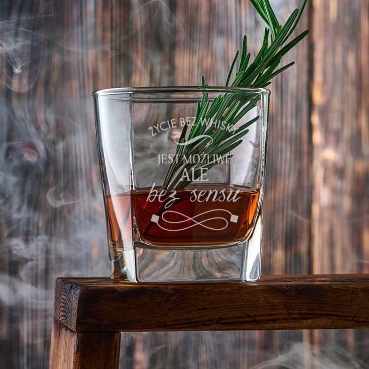 Box z akcesoriami do whisky i świątecznymi dodatkami