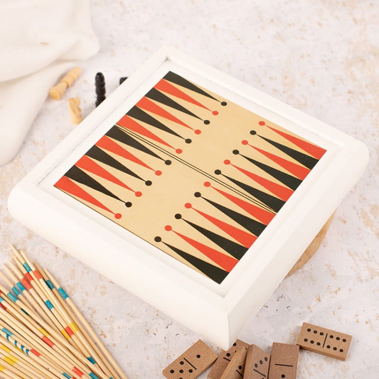 Prezent świąteczny z planszówkami, ciasteczkami i cukrowymi laskami