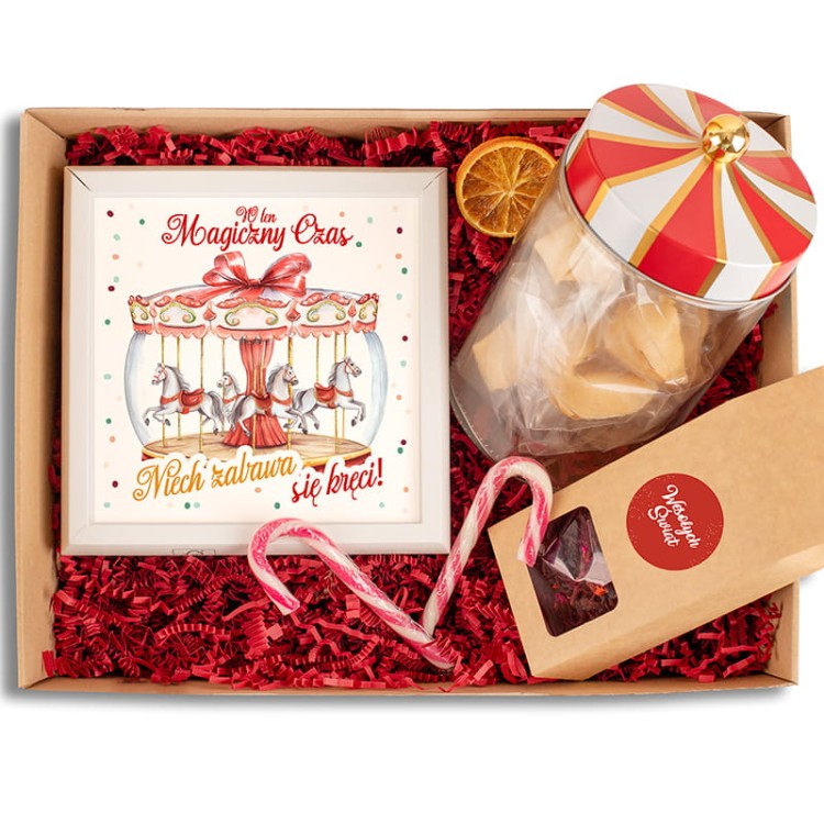 Gotowy box świąteczny z herbatą, słodyczami i zestawem gier