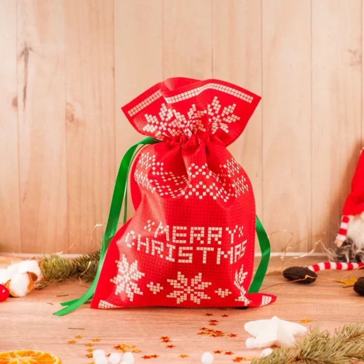 Świąteczny box prezentowy z czerwonym workiem i słodkościami