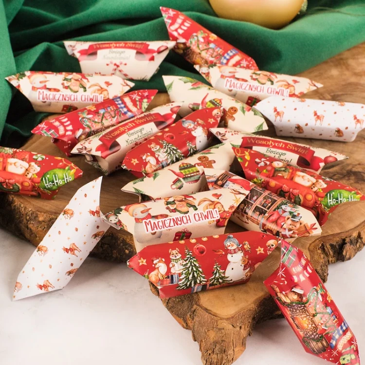 Cukierki świąteczne z życzeniami i opakowaniem przypominającym piernikowy domek.