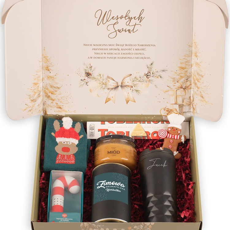 Prezent na Święta Bożego Narodzenia z kubkiem, skarpetami, zaparzaczem i słodkościami.