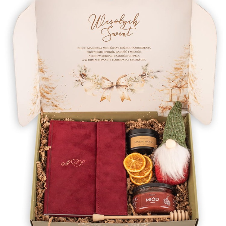 Zestaw świąteczny gotowy do wręczenia jako prezent dla kobiety.