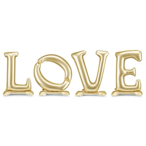 Duży stojący balon z literami LOVE w kolorze złotym przygotowany jako tło do zdjęć.
