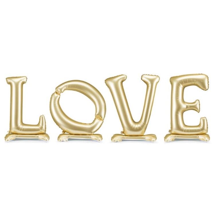 Duży stojący balon z literami LOVE w kolorze złotym przygotowany jako tło do zdjęć.