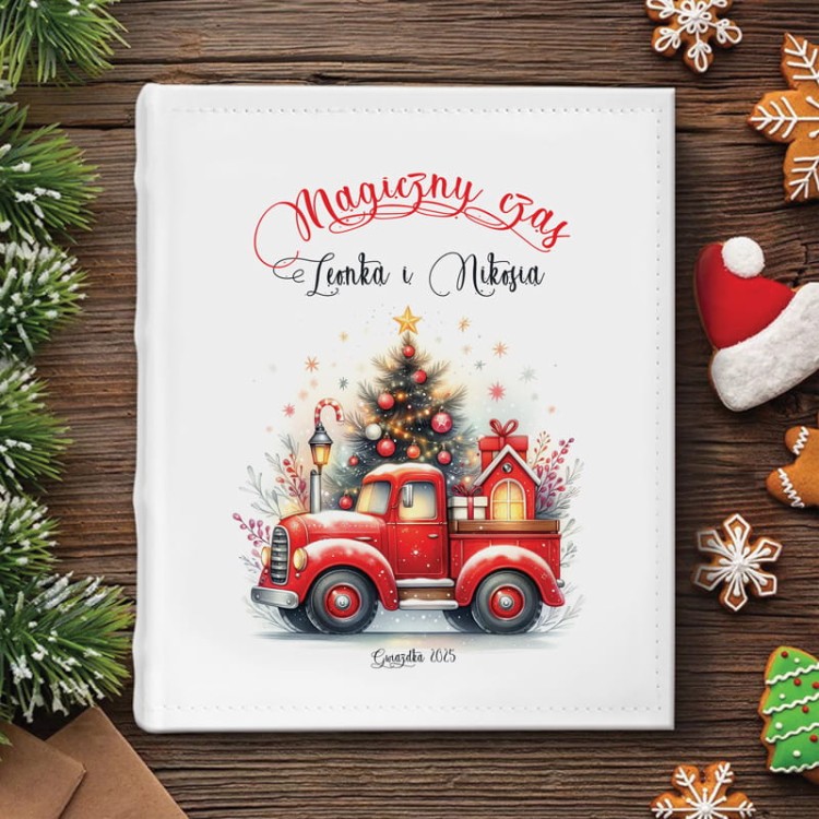 Personalizowany album na świąteczne zdjęcia dzieci z choinką i czerwonym autem.