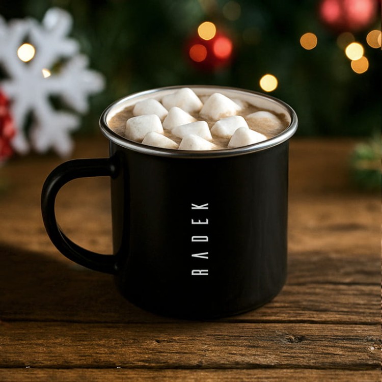 Kubek z motywem zimowej nocy i prezentów jako personalizowany prezent