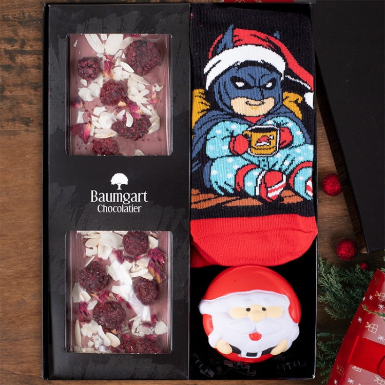 Zestaw prezentowy dla mężczyzny z czekoladą, skarpetami i piłeczką Mikołajem.
