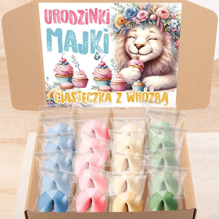 Ciasteczka z dziecięcą wróżbą na urodziny dziewczynki z motywem lwa i babeczek.