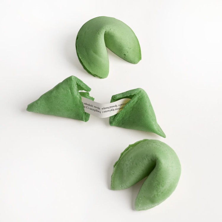 Kolorowe ciasteczka z dziecięcą wróżbą w zestawie dla 30 gości.