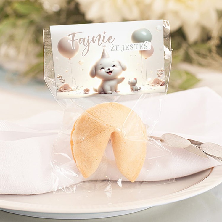 Estetyczne ciasteczko zapakowane dla uczestników dziecięcego przyjęcia.