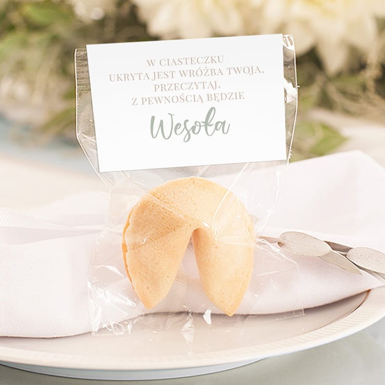Pojedyncze ciasteczko z wróżbą zapakowane w opakowanie z grafiką dla dzieci.