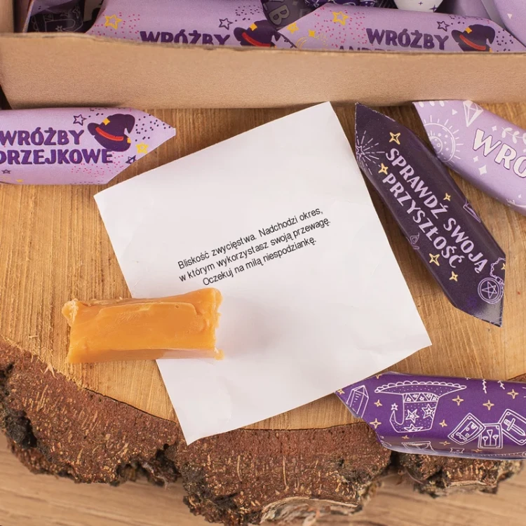 pudelko-kartonik-z-krowkami-na-andrzejki