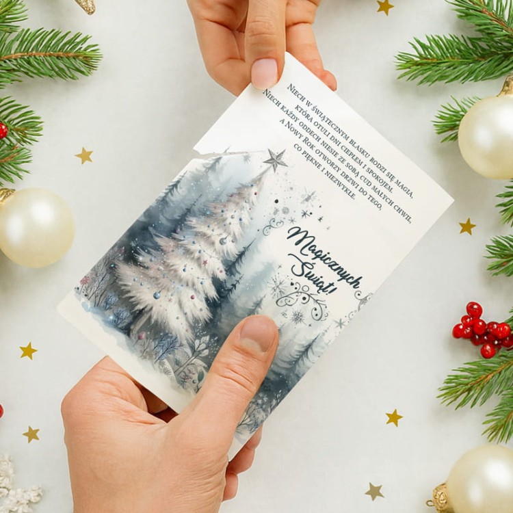 Bożonarodzeniowe opłatki z ilustracjami choinek i bombek.