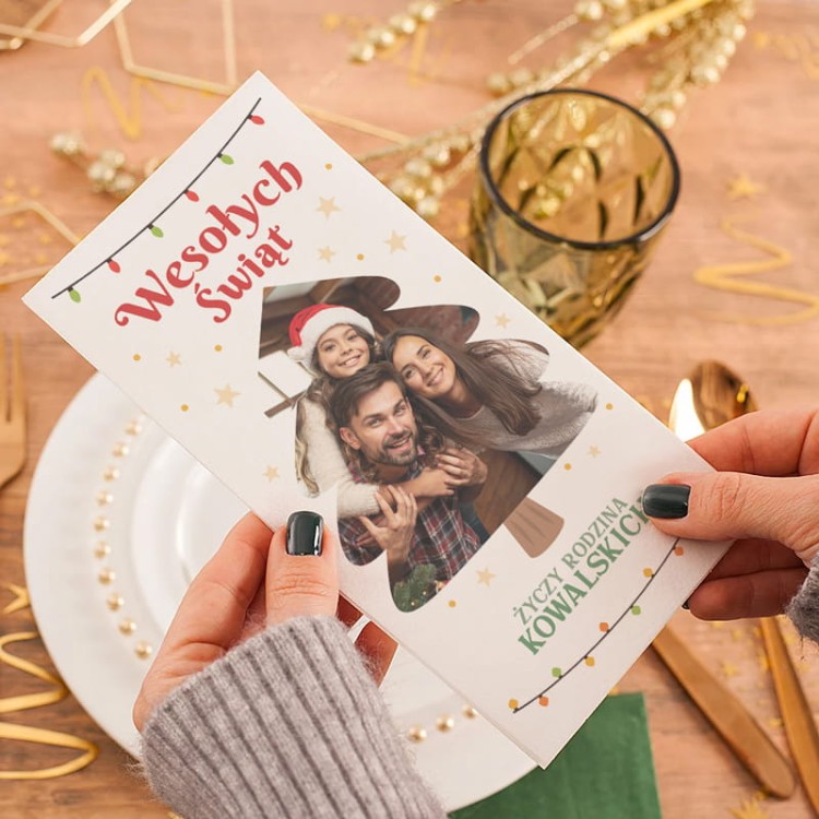 Opłatek świąteczny z nadrukowanym zdjęciem rodziny i personalizowanymi życzeniami.