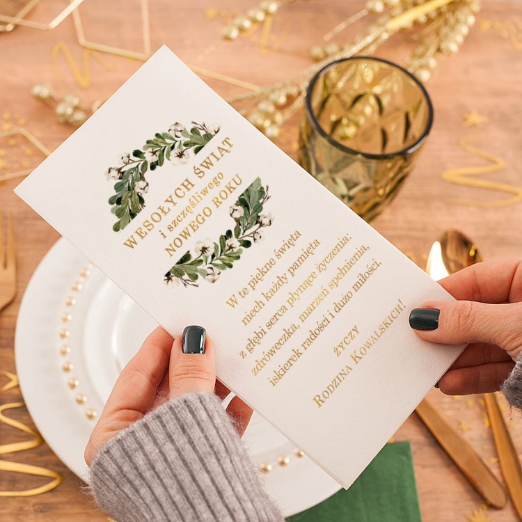 Personalizowany opłatek świąteczny z nadrukiem zielonego wieńca i złotym tekstem.