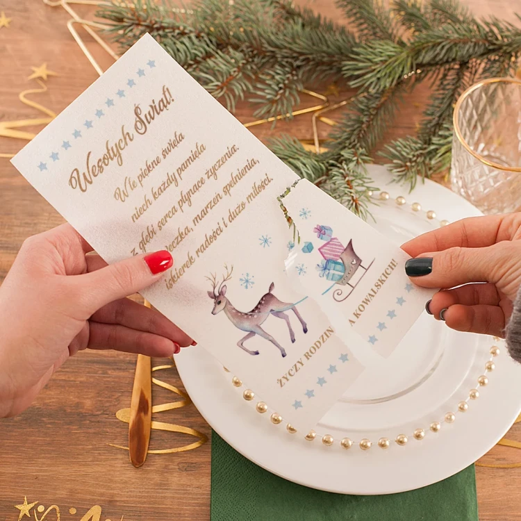 Personalizowany opłatek z grafiką jelonka i zimowymi detalami.