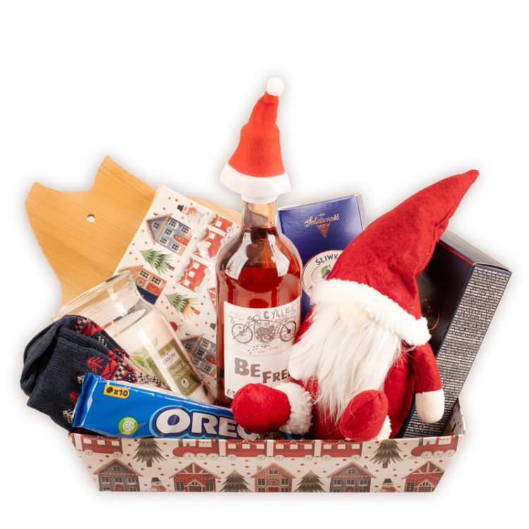 Elegancko zapakowany kosz z bożonarodzeniowymi produktami idealny na prezent.