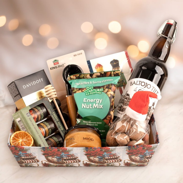 Kosz prezentowy z kawą Davidoff, zestawem syropów i świątecznymi dodatkami.