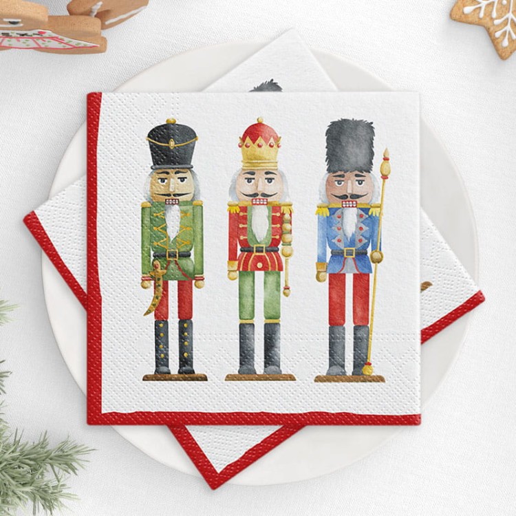 Serwetki z dziadkami do orzechów w zestawie światecznym.