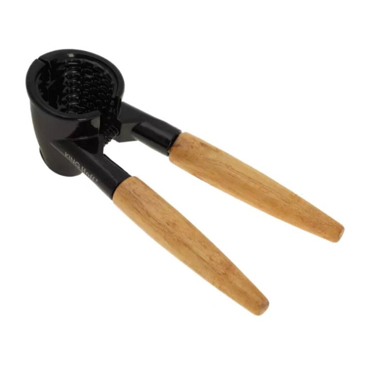 Świąteczny kosz z dziadkiem do orzechów, zakwasem i serwetkami w bożonarodzeniowym stylu.