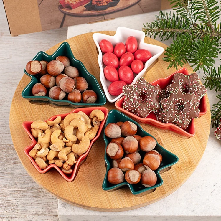 Zestaw z miseczkami w kształcie choinek i bambusową deską jako pomysł na prezent.