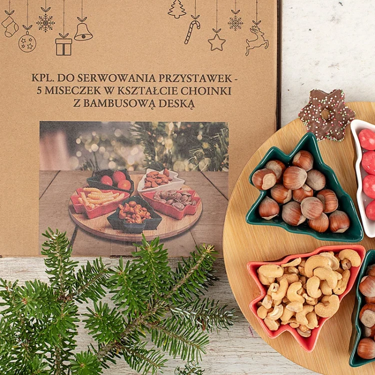 Komplet miseczek w kształcie choinek z bambusową deską jako element paczki świątecznej.