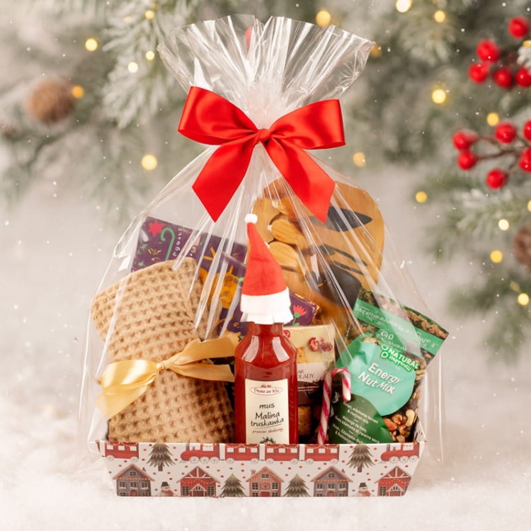 Świąteczny zestaw prezentowy z ręcznikiem, musami i deską do serów w ozdobnym pudełku.