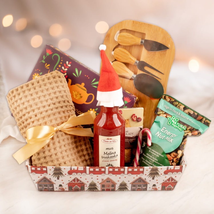 Zestaw świąteczny z herbatą, orzechami i czekoladą, idealny dla bliskiej osoby.
