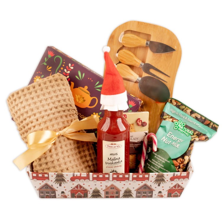 Paczka świąteczna z herbatą, ręcznikiem i słodyczami gotowa do wręczenia.