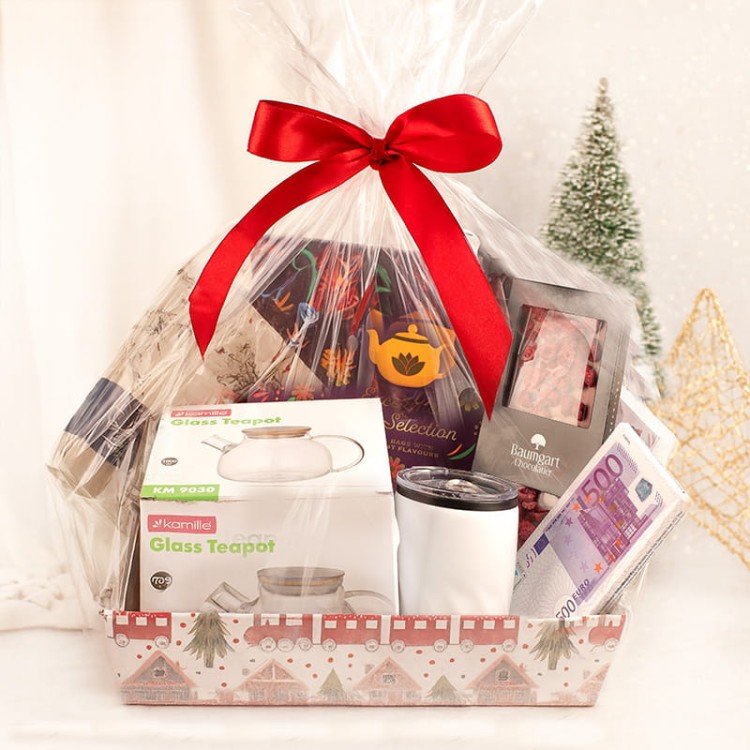 Kosz świąteczny z dzbankiem, kubkiem i czekoladą