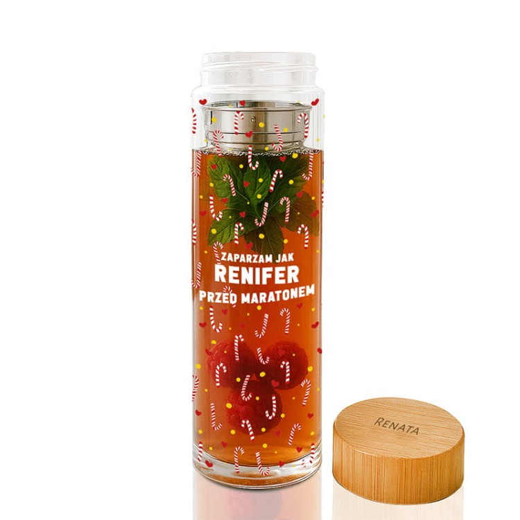 Szklany bidon z herbatą, zaparzaczem i bambusową zakrętką z grawerem.