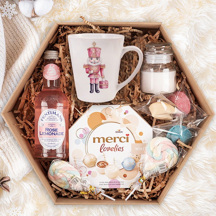 Świąteczny zestaw prezentowy dla kobiety w pudełku heksagon z kubkiem i słodyczami