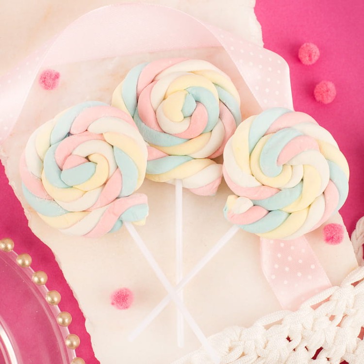 Prezent na święta dla kobiety z piankowymi lizakami i ciasteczkami z wróżbą