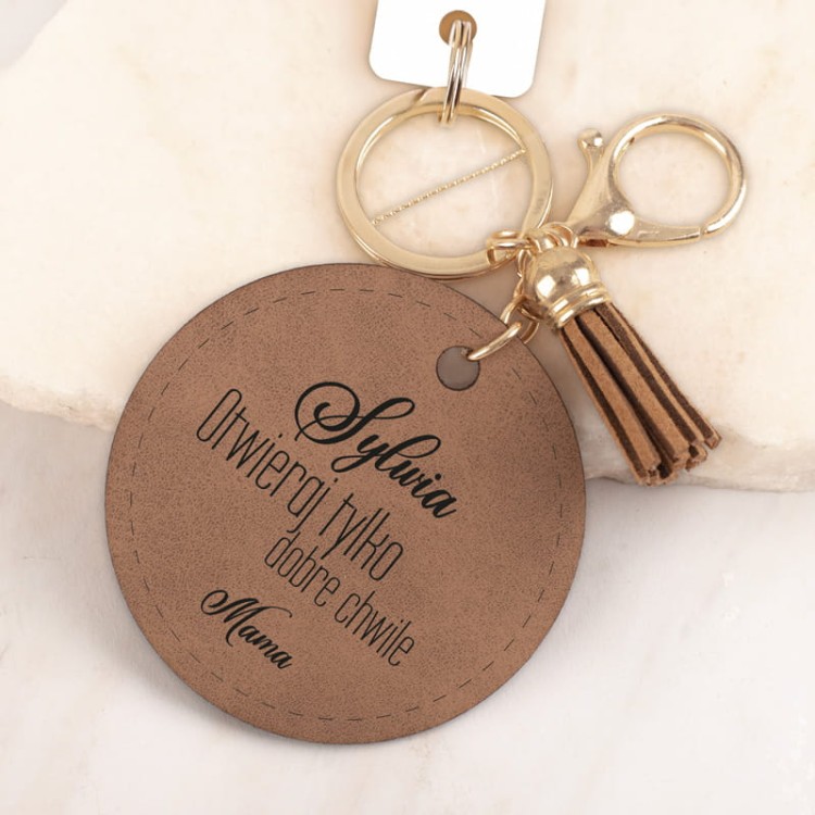 Personalizowany brelok z imieniem i cytatem to wyjątkowy dodatek do kluczy.