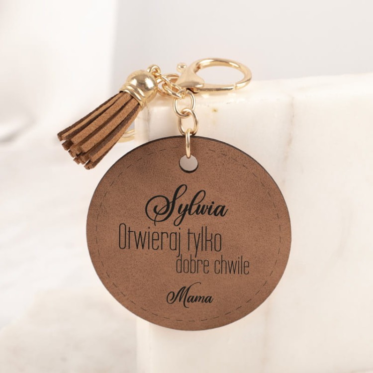 Personalizowany brelok z imieniem i cytatem to wyjątkowy dodatek do kluczy.