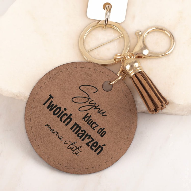 Motywacyjny brelok dla syna z grawerem to idealny prezent od rodziców.