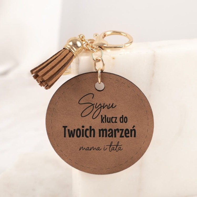 Skórzany brelok z cytatem dla dziecka to symboliczny upominek na ważne okazje.