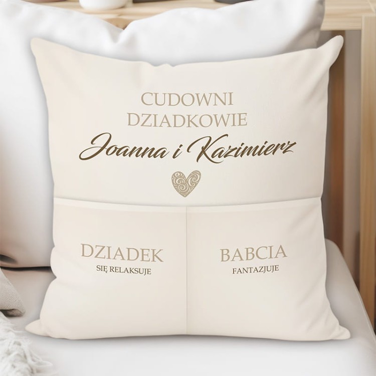 Personalizowana poduszka z kieszeniami jako prezent dla babci i dziadka.