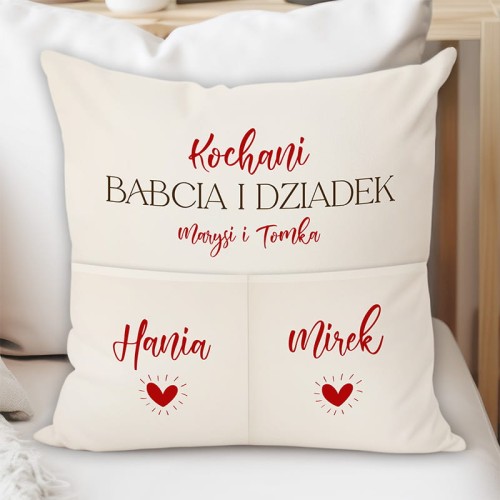Personalizowana poduszka z kieszeniami i imionami wnuków dla dziadków.