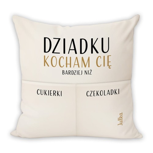 Poduszka z dedykacją i imionami wnuków jako prezent dla dziadka.