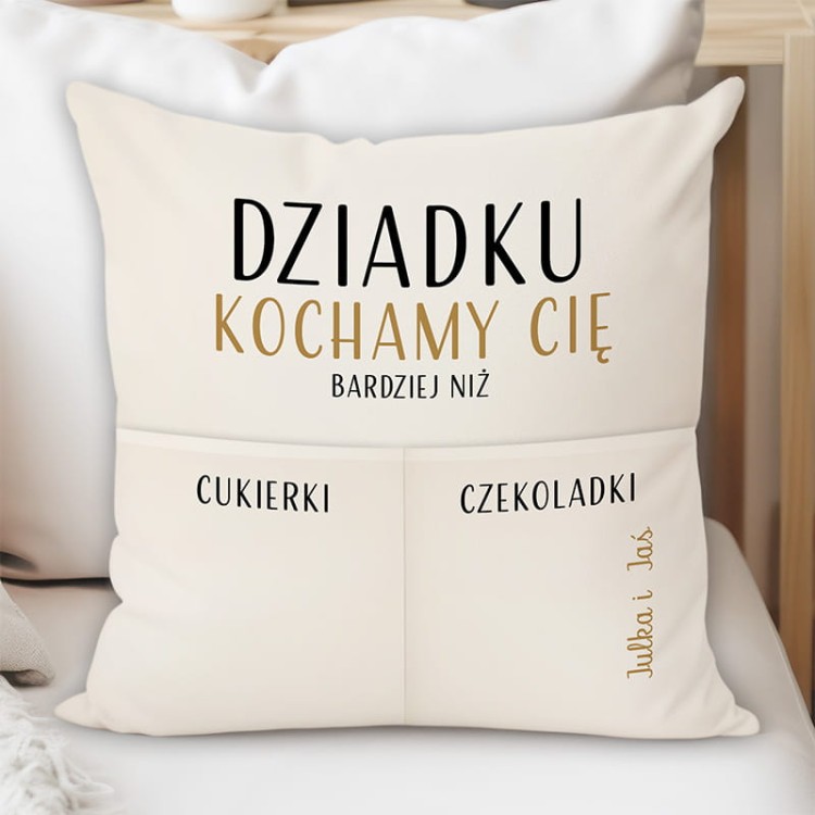 Miękka poduszka ozdobna z nadrukiem „Kochamy Cię bardziej niż cukierki i czekoladki”.