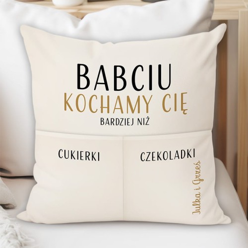 Miękka poduszka na Dzień Babci z imionami wnuków jako prezent od serca.