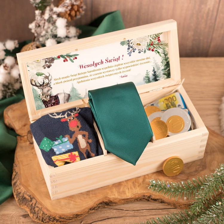 Drewniana skrzynka z prezentem świątecznym dla mężczyzny z krawatem i skarpetkami