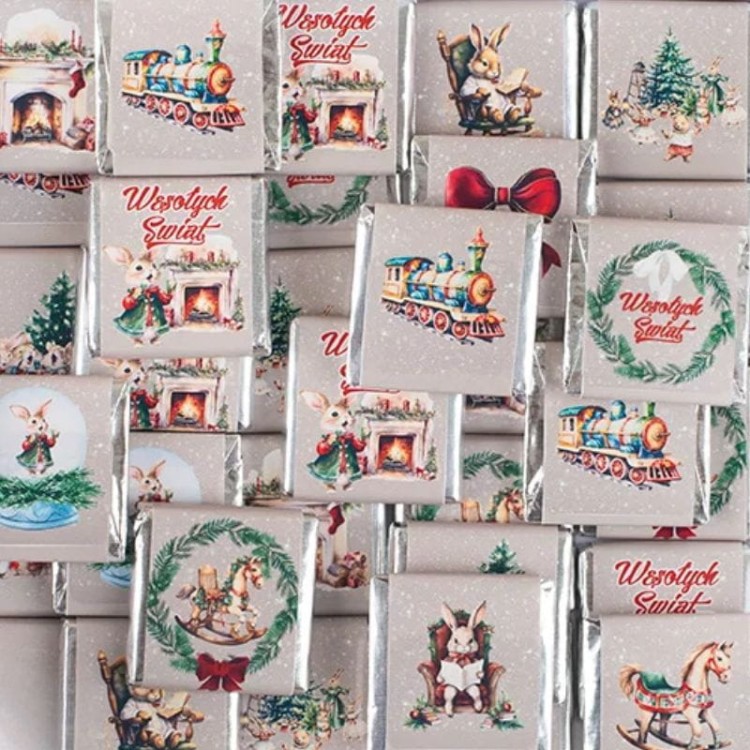 Czekoladki świąteczne w ozdobnych papierkach z bożonarodzeniowymi grafikami.