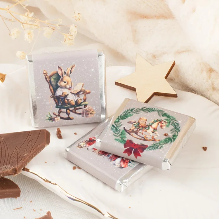 Kolorowe czekoladki z motywami świątecznymi – idealne na Mikołajki.